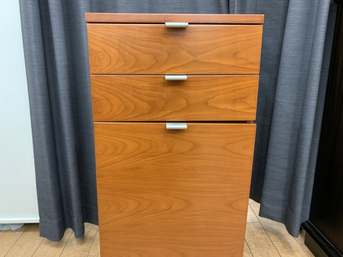 キャビネットのチェリー材