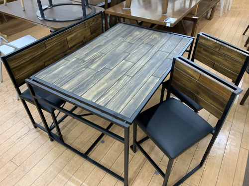 生活家具のテーブル