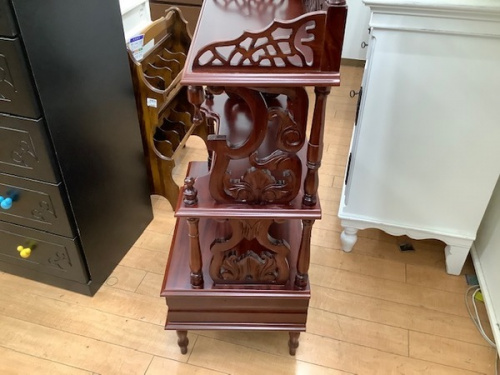 アンティークのシェルフ