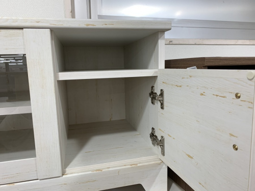 テレビ台のSHIRAI