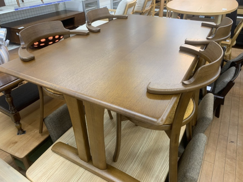 生活家具のテーブル