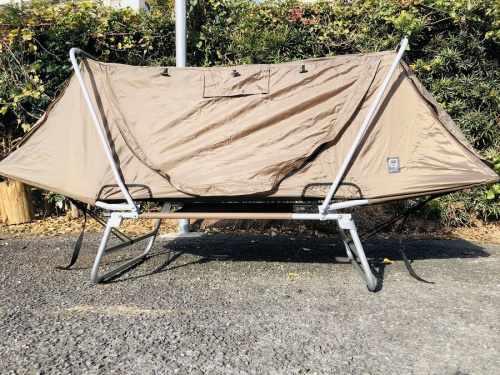 キャンプ用品のテント コット