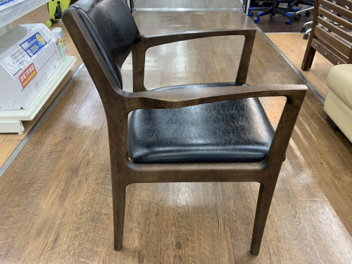 ダイニングチェアーのカリモク60+