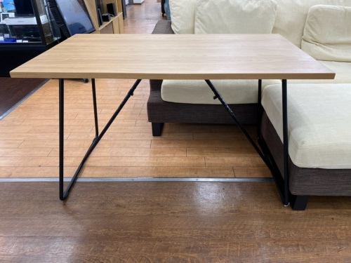 生活家具のテーブル