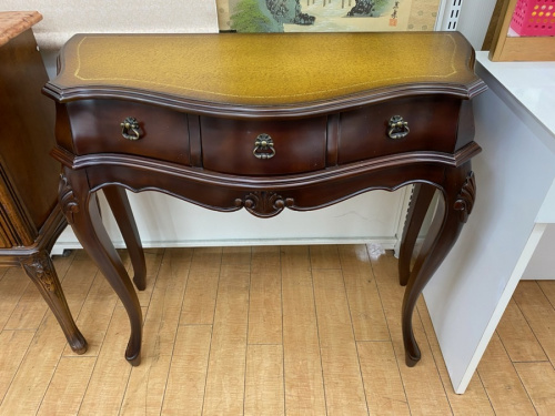 生活家具のテーブル