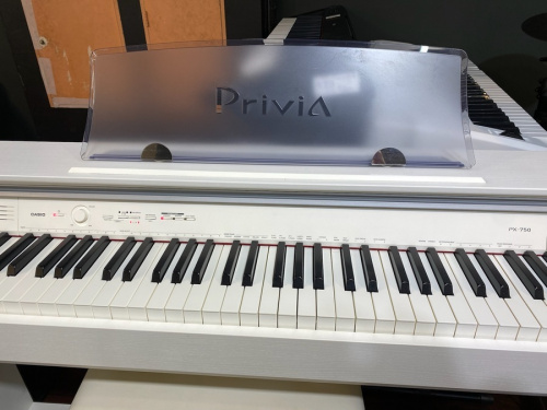 鍵盤楽器の電子ピアノ　Privia