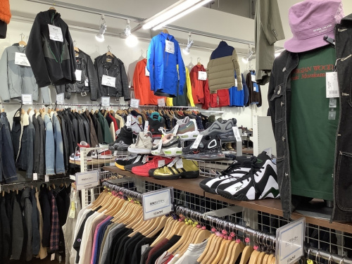 スニーカーのデニムパンツ