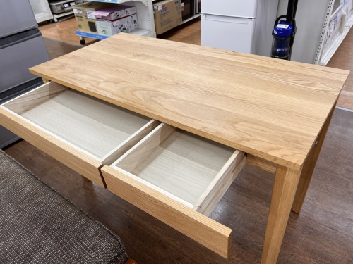 ダイニングテーブルの家具