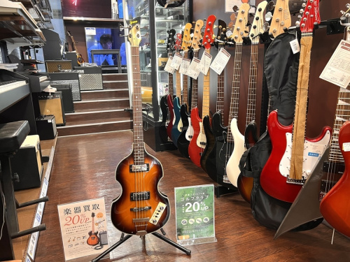 中古楽器店のベース