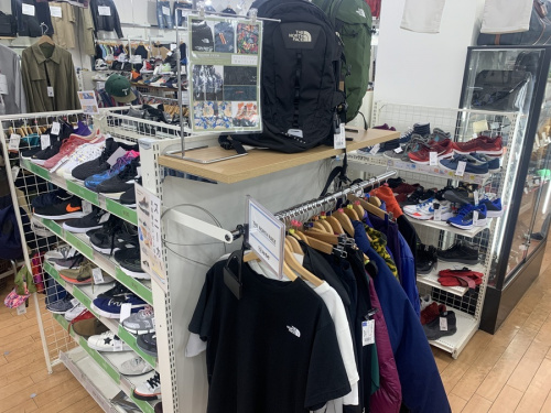 ストリートのスニーカー