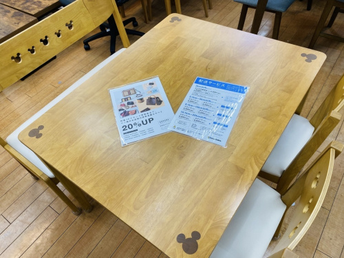 生活家具のテーブル