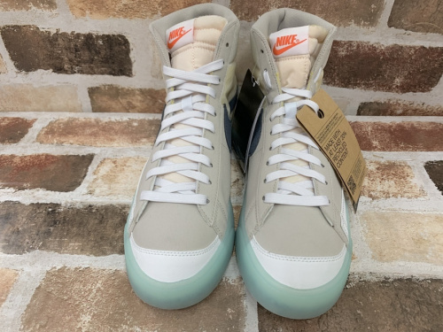 スニーカーのNIKE BLAZER MID