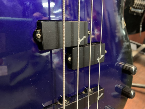 エレキベースのSquier by FENDER