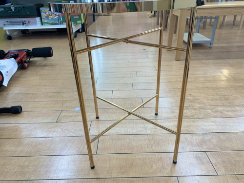 テーブルのサイドテーブル