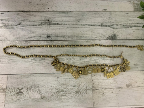 ベルトのアイコンチャームベルト