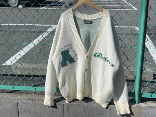 トップスのカーディガン