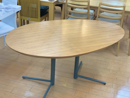 家具のテーブル