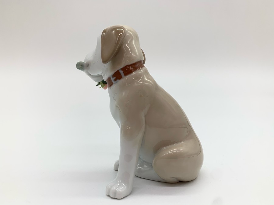 【新品】リヤドロ　「花束をあなたに」　フィギィリン　犬　ラブラドール 新品】リヤドロ 「花束をあなたに」 フィギィリン 犬