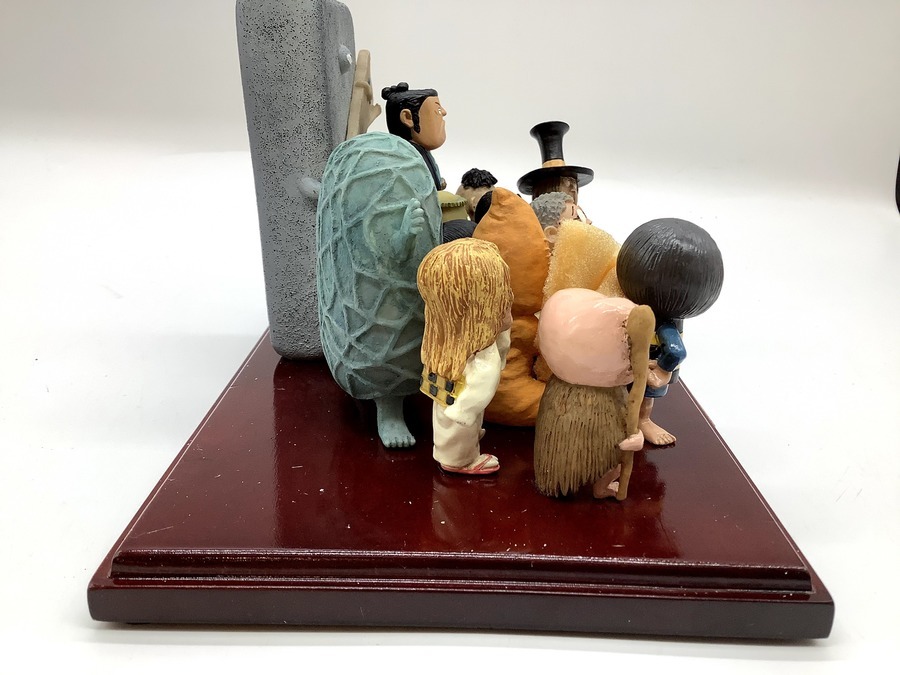 ゲゲゲの鬼太郎 妖怪達に囲まれた水木しげる先生 フィギュアが
