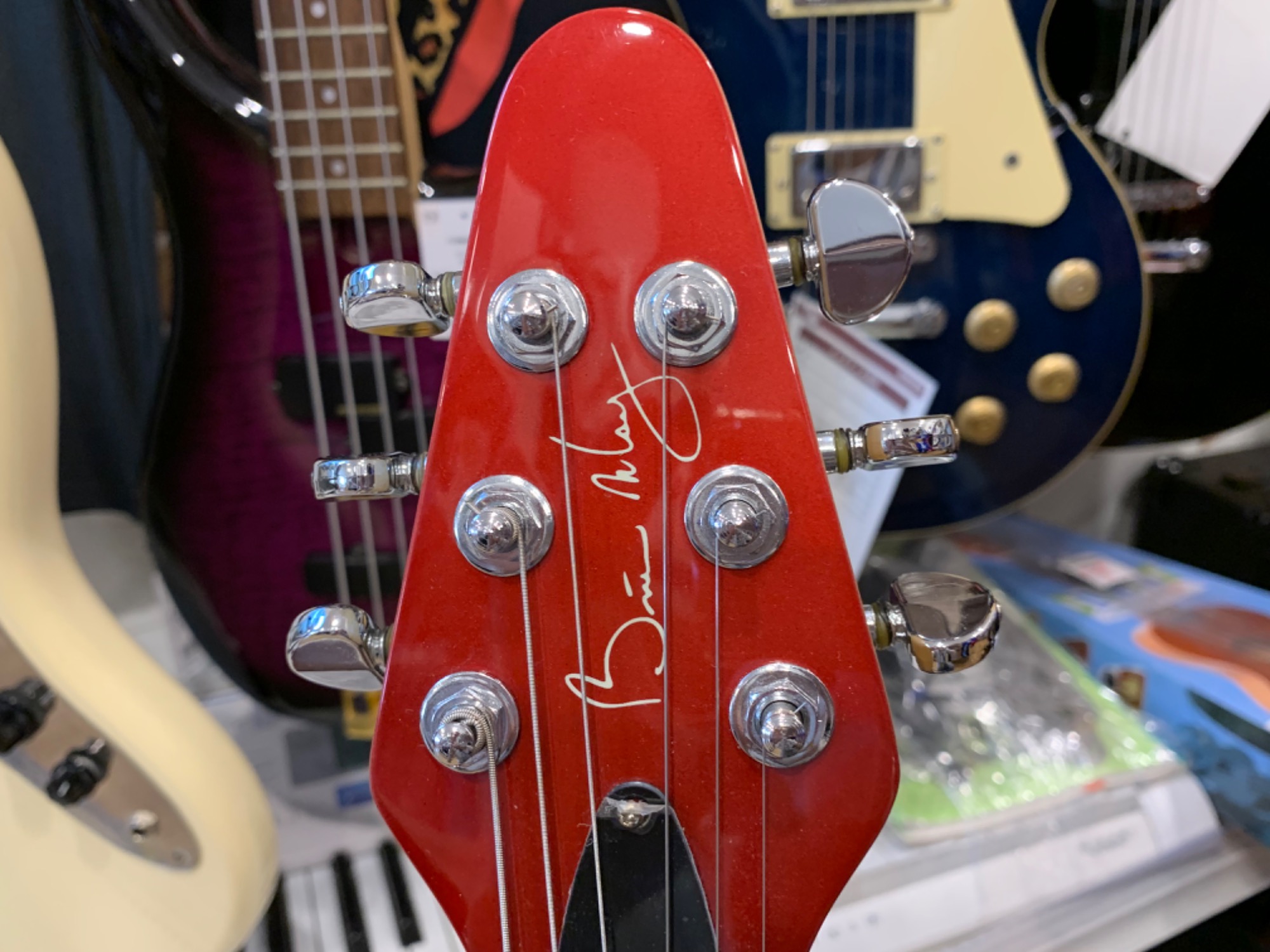 イギリスのミュージシャンなどで有名！！エレキギター Brian May