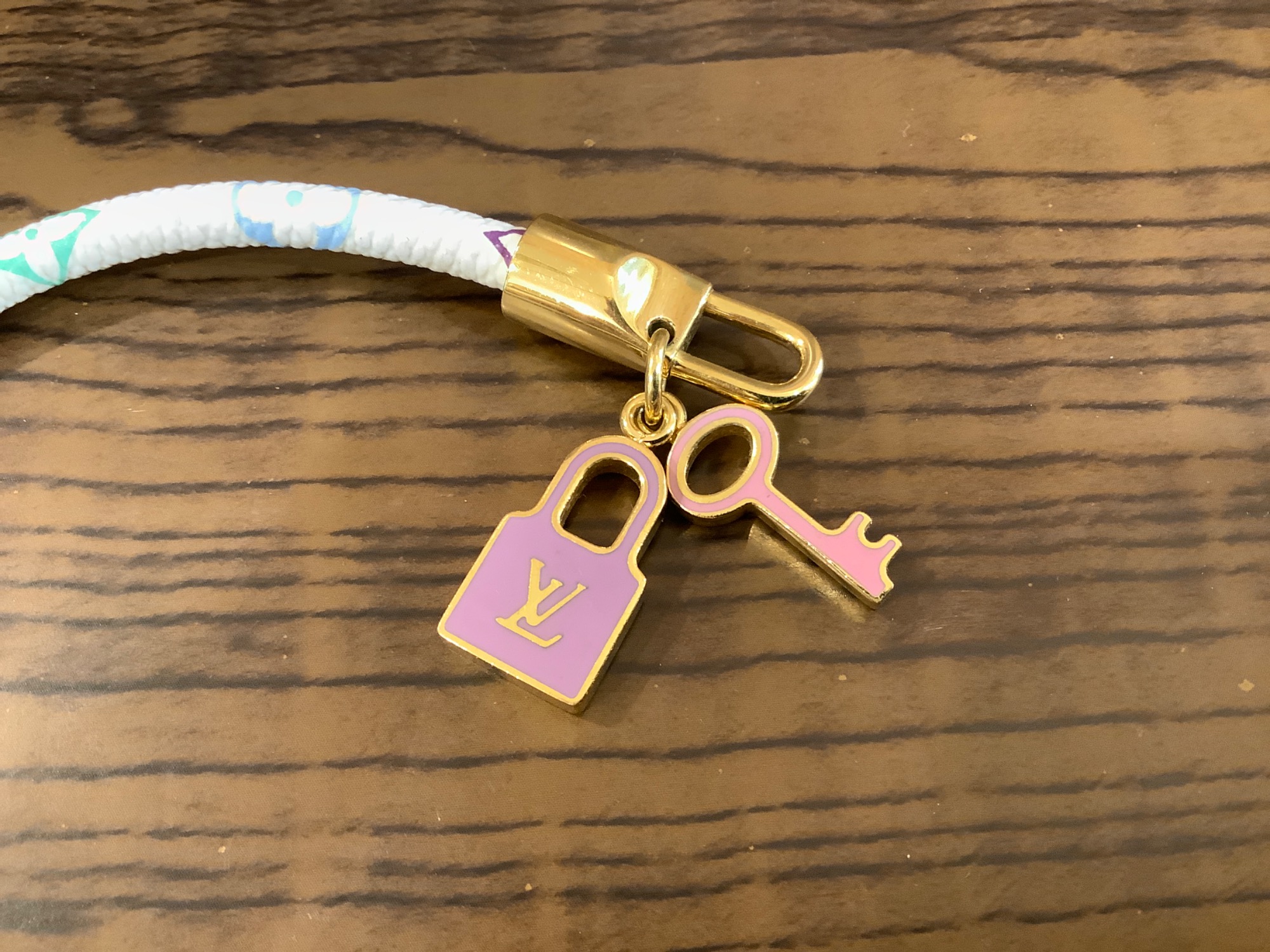 LOUIS VUITTON(ルイ・ヴィトン) モノグラムマルチカラー M6604F