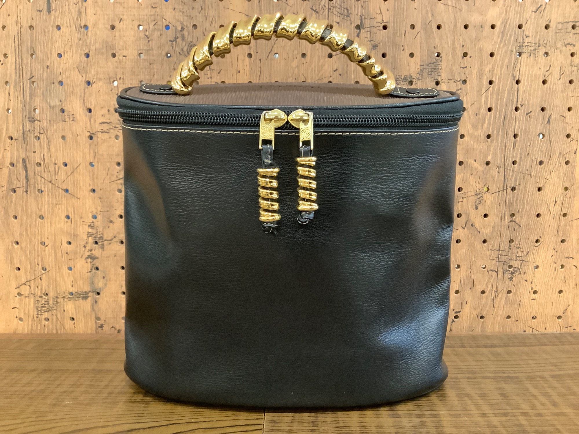 LOEWE(ロエベ)のバニティバッグ ベラスケスを買取入荷致しました LOEWE(ロエベ)のバニティバッグ ベラスケスを買取入荷致しました
