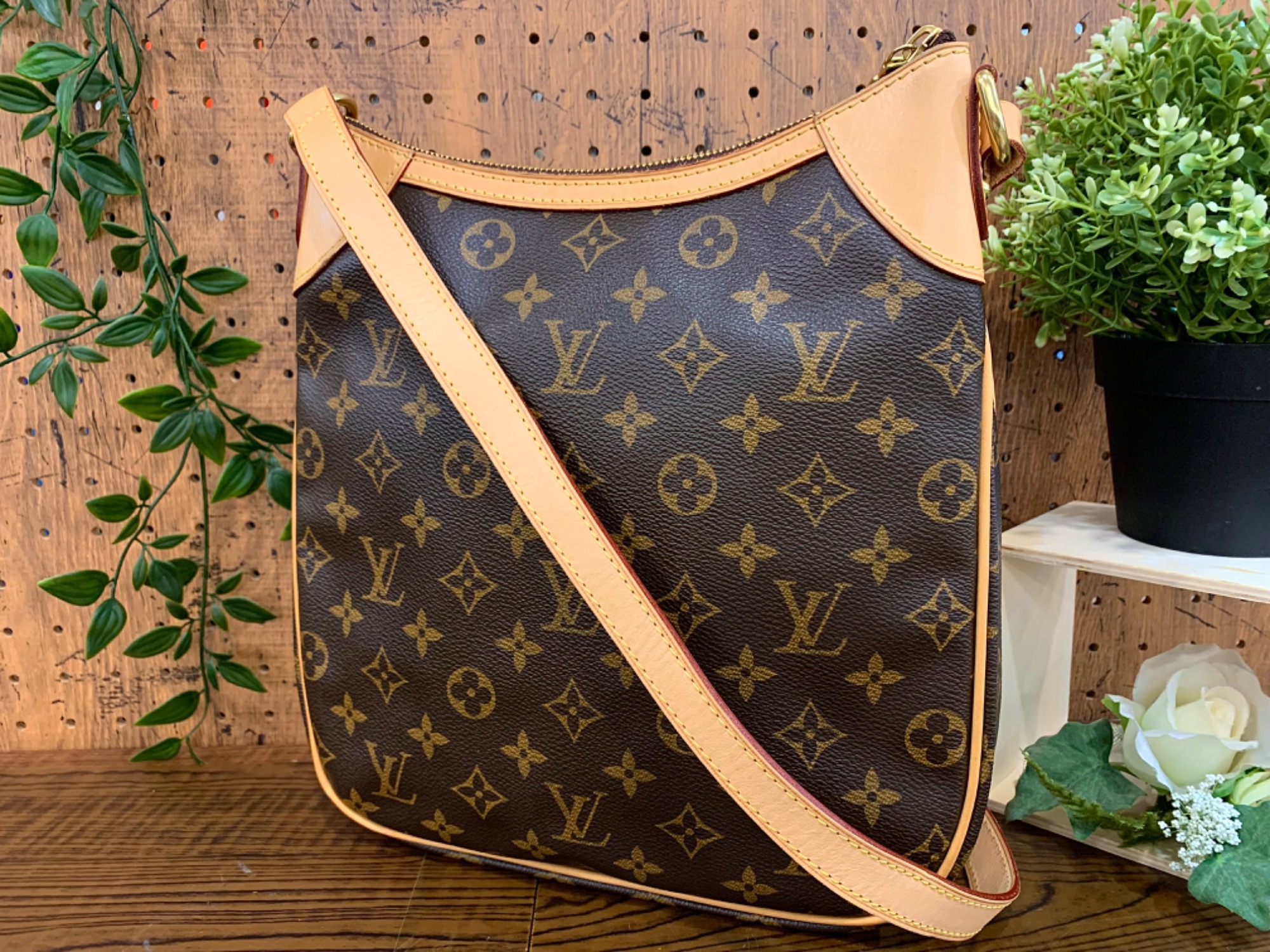 LOUIS VUITTON(ルイ・ヴィトン)のショルダーバッグ『オデオンPM』を