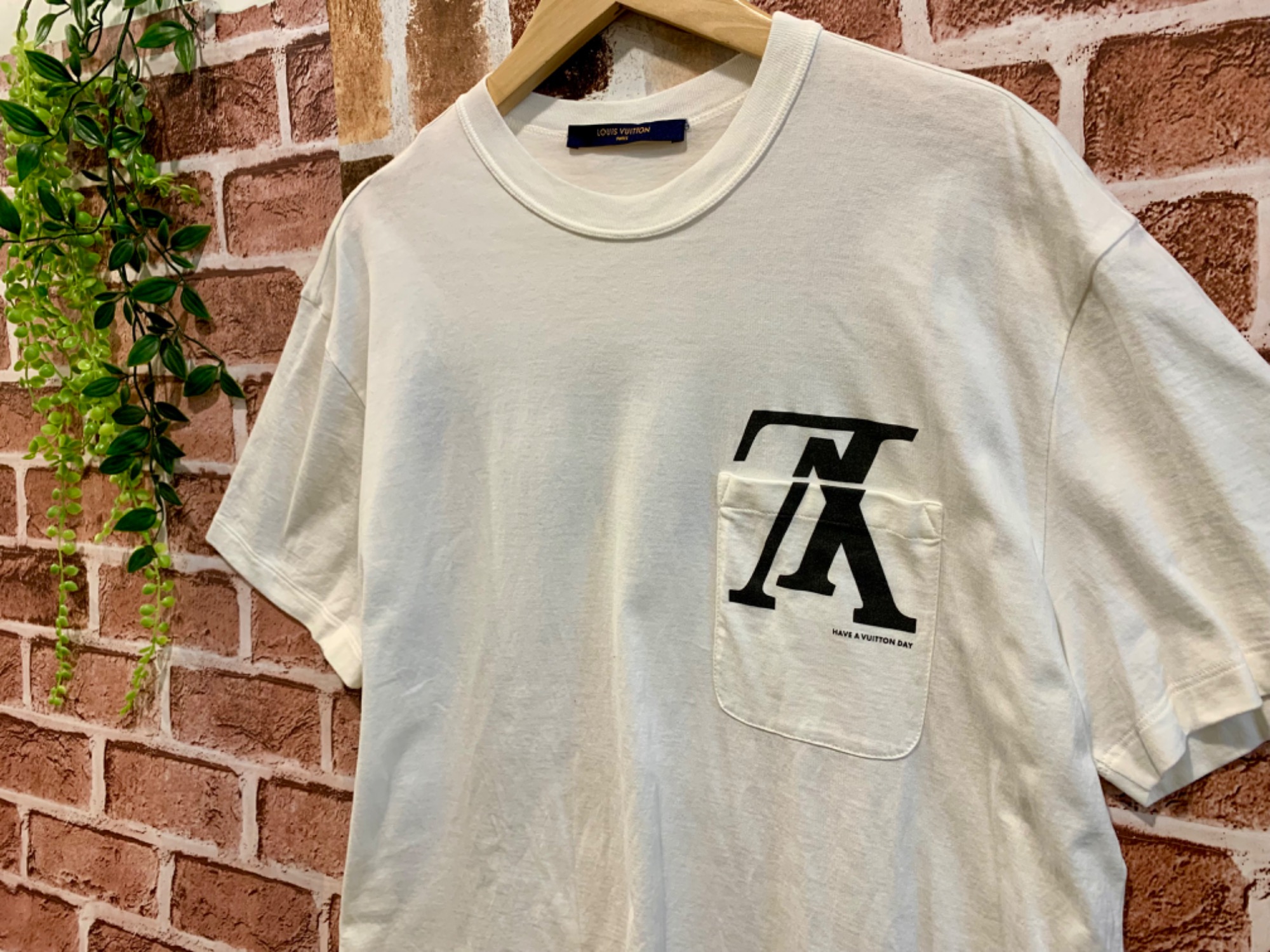 LOUIS VUITTON(ルイ・ヴィトン)のロゴプリントポケット付きTシャツを