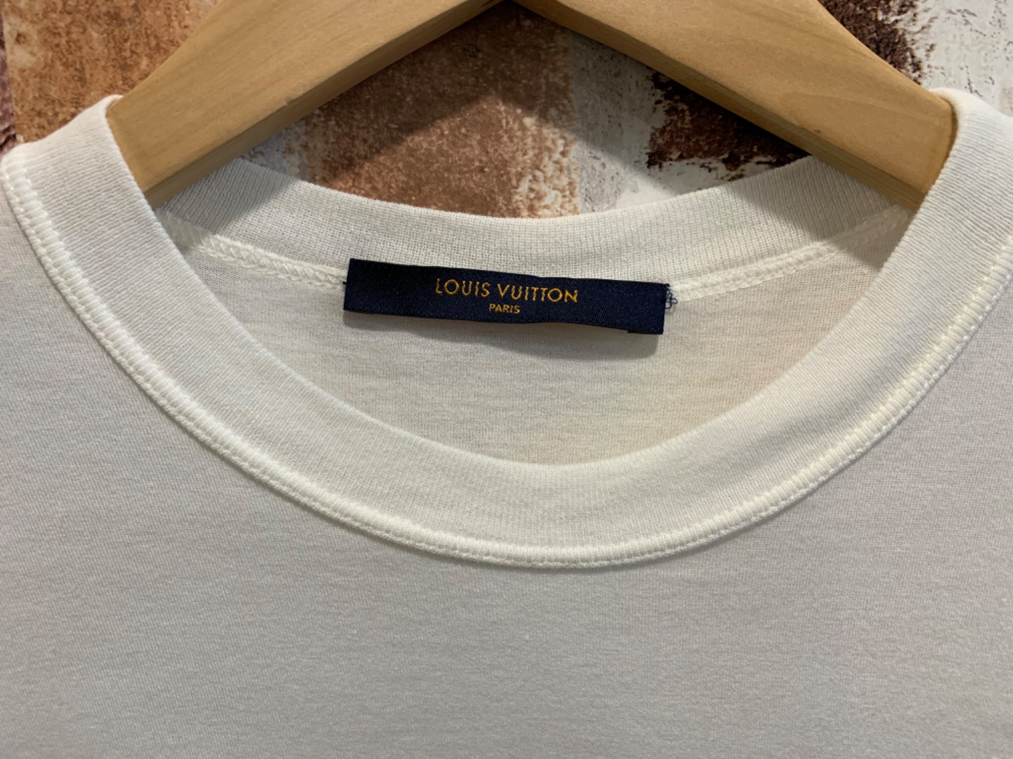 LOUIS VUITTON(ルイ・ヴィトン)のロゴプリントポケット付きTシャツを