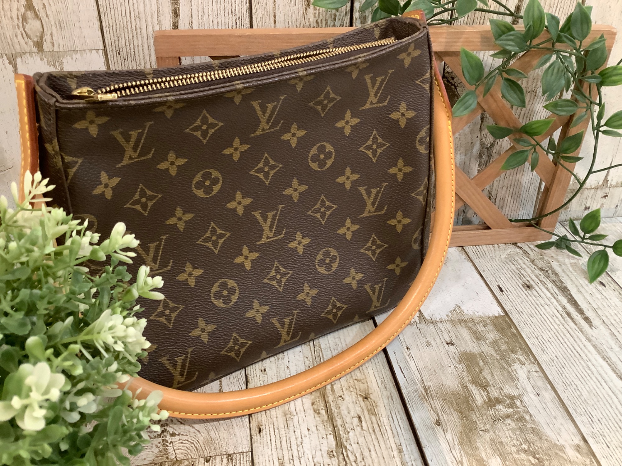 LOUIS VUITTON(ルイ・ヴィトン)のショルダーバッグ『ルーピングMM』を 