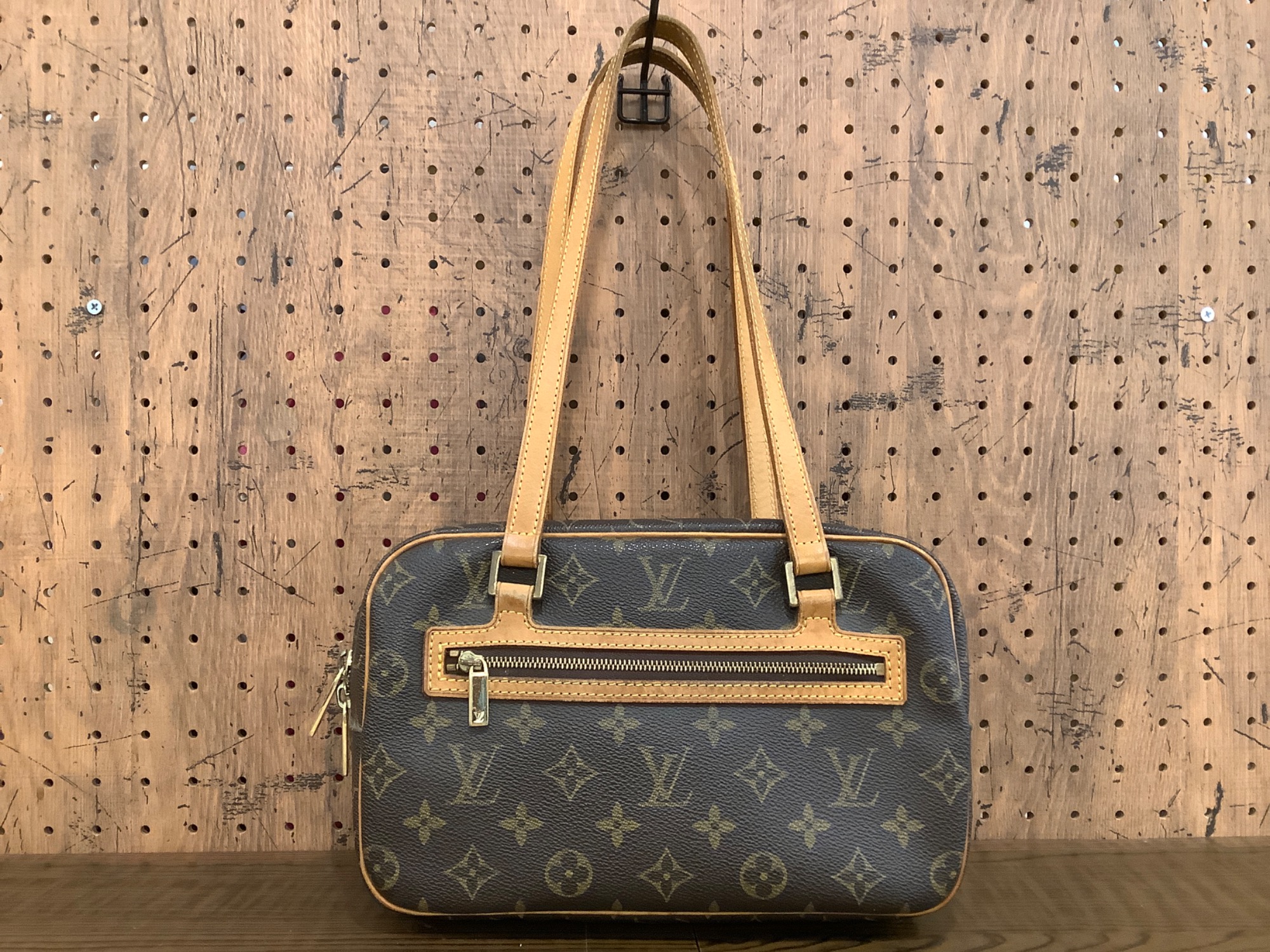 LOUIS VUITTON モノグラム ハンドバッグ　シテ LOUIS VUITTON(ルイ・ヴィトン)のショルダーバッグ『シテMM』を買取