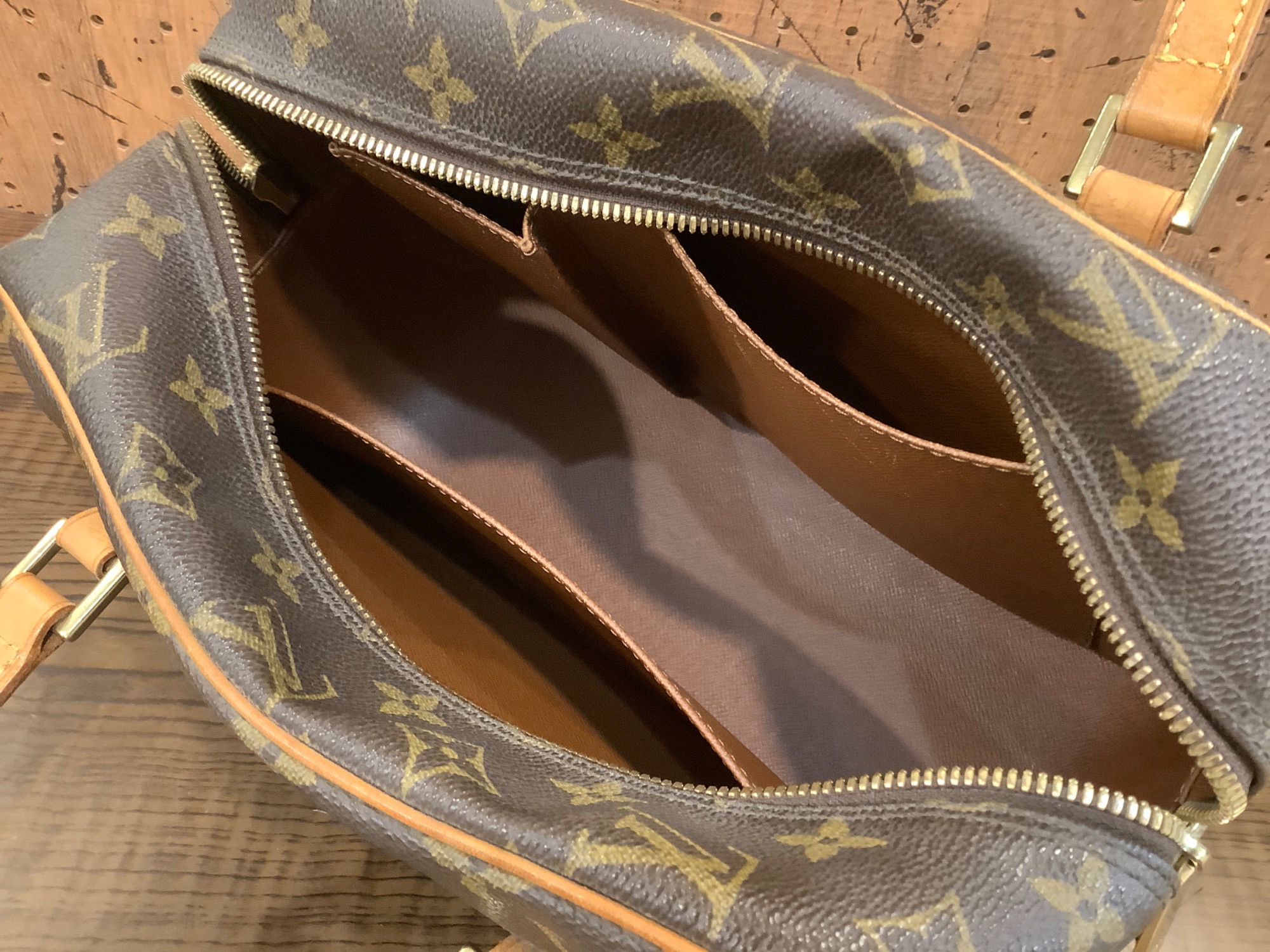 正規品 ルイヴィトン シテMM LOUIS VUITTON(ルイ・ヴィトン)のショルダーバッグ『シテMM』を買取