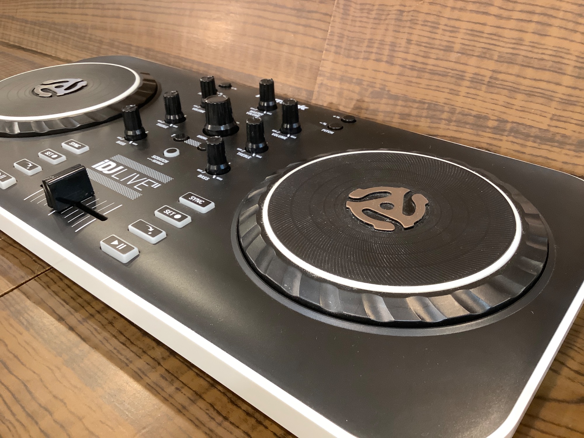 センスのいい お歳暮 numark(ヌマーク)のDJコントローラー『iDJ LIVE Ⅱ』を買取入荷 DJ機材