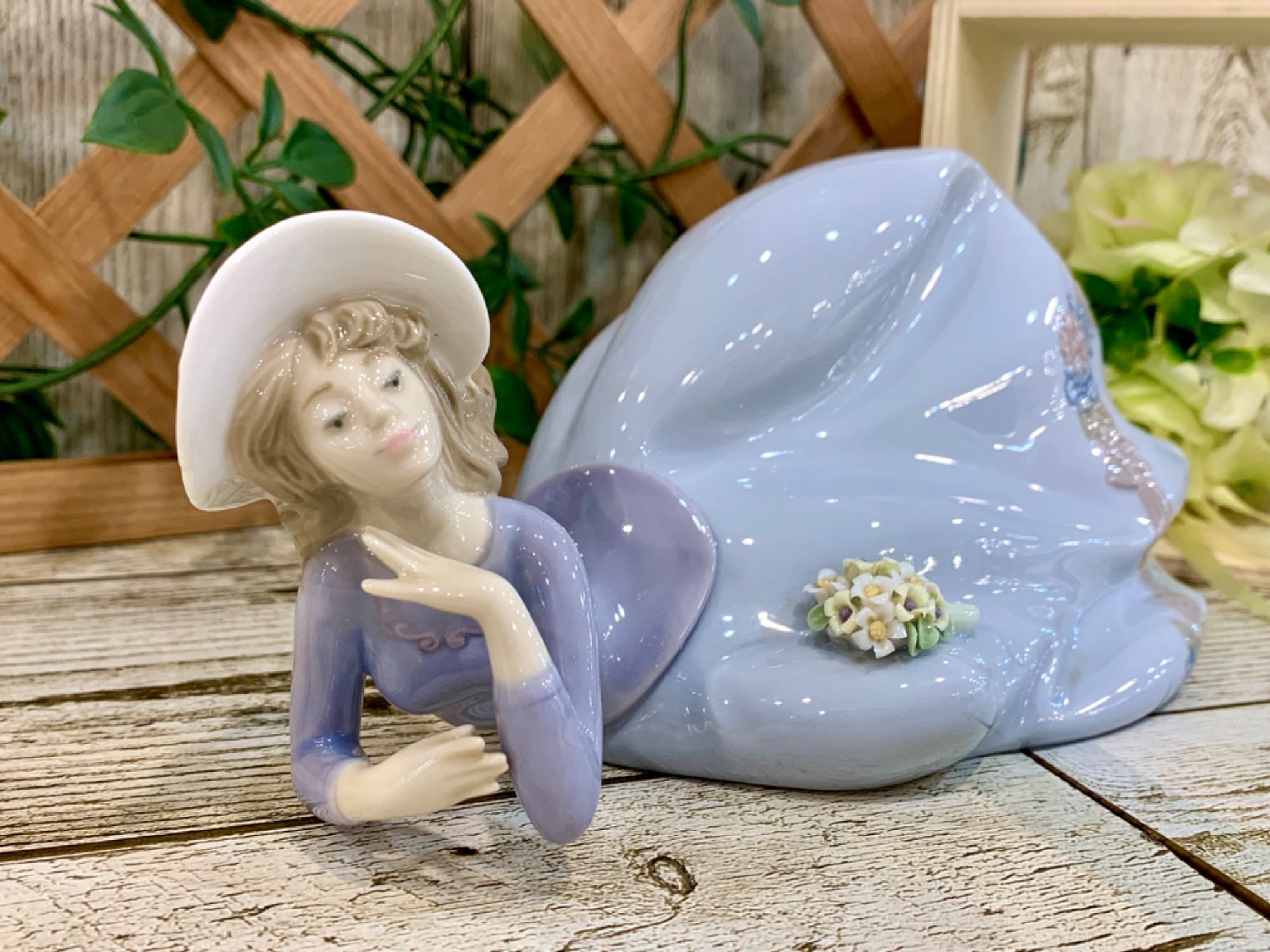 LLADRO(リヤドロ)のフィギュリン『Pretty pose 5589』を買取入荷致し