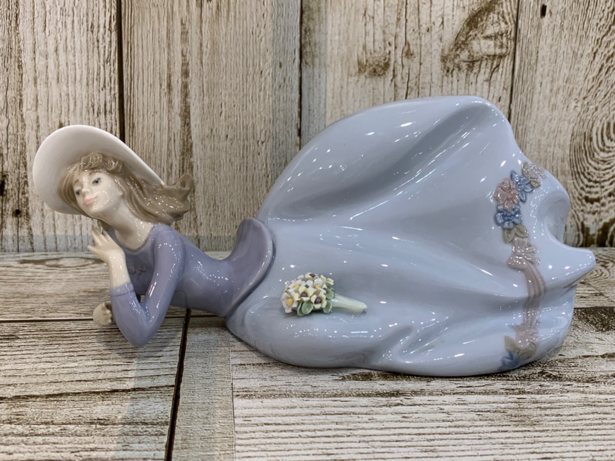 LLADRO(リヤドロ)のフィギュリン『Pretty pose 5589』を買取入荷致し