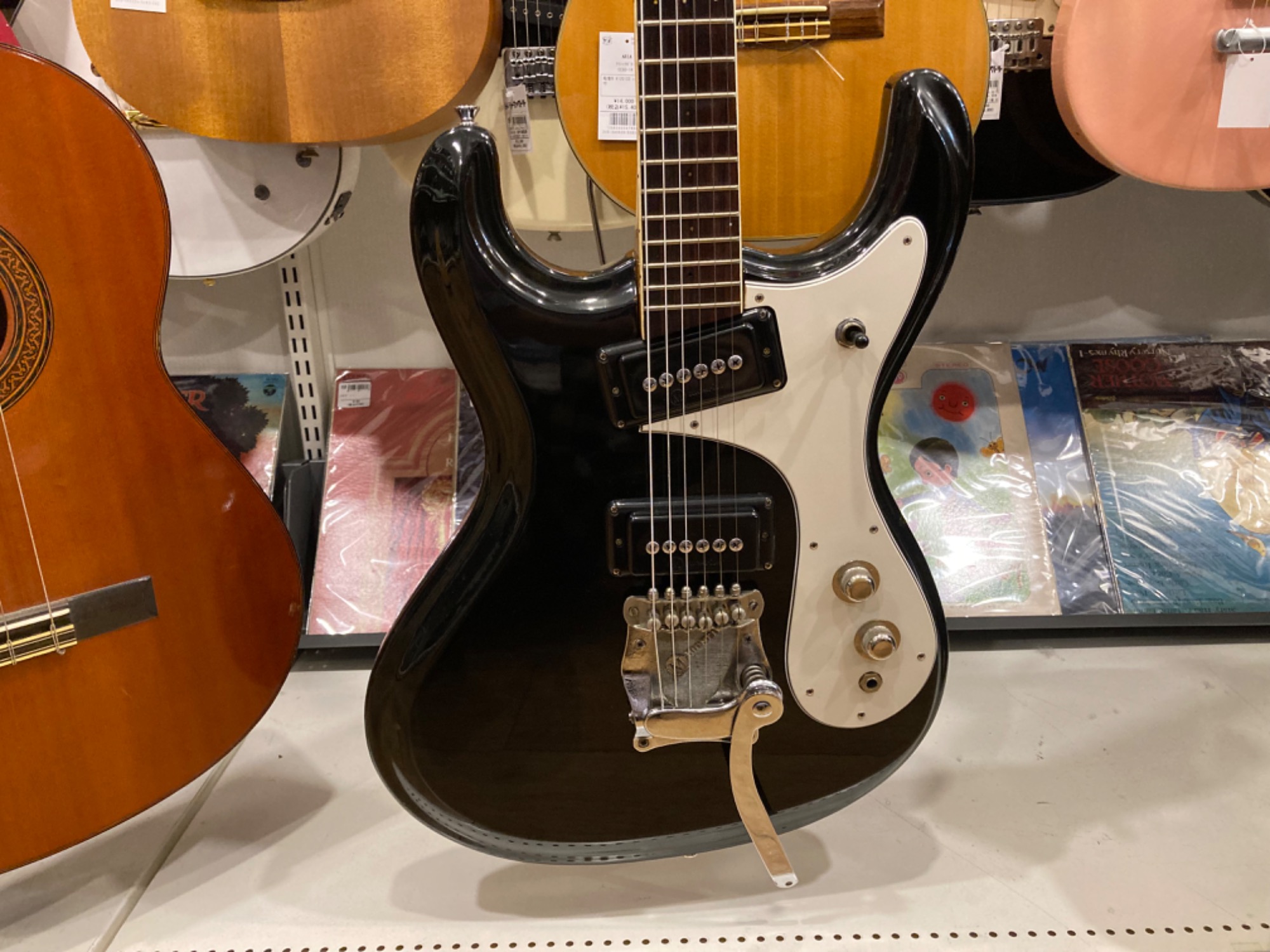 mosrite(モズライト) エレキギター 『AVENGER/アベンジャー』 を
