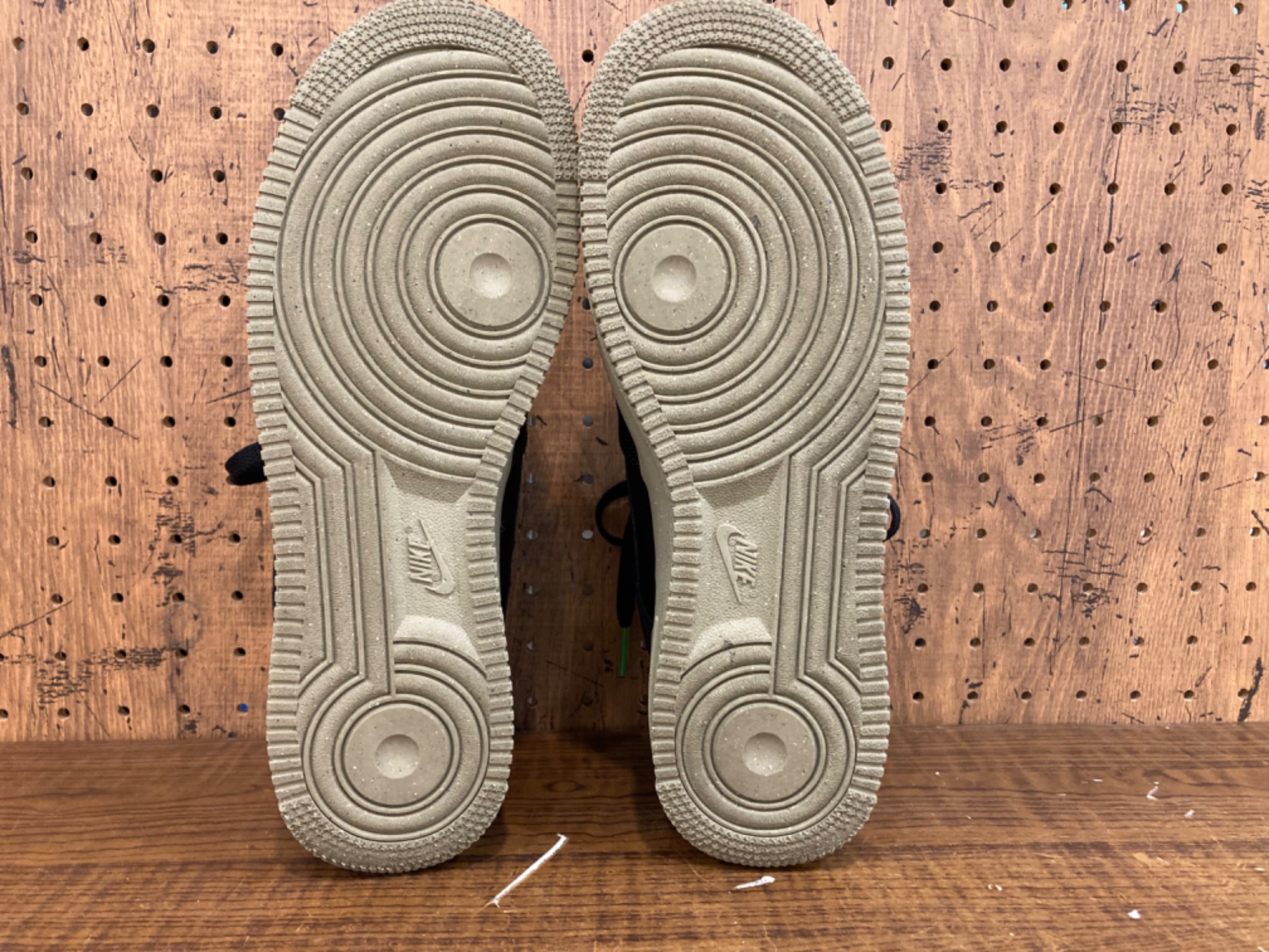 【NIKE】AIR FORCE 1'07 LV8/追跡+関税+全国送料込み スニーカー買取強化中!NIKE(ナイキ)AIR FORCE 1 '07 LV8
