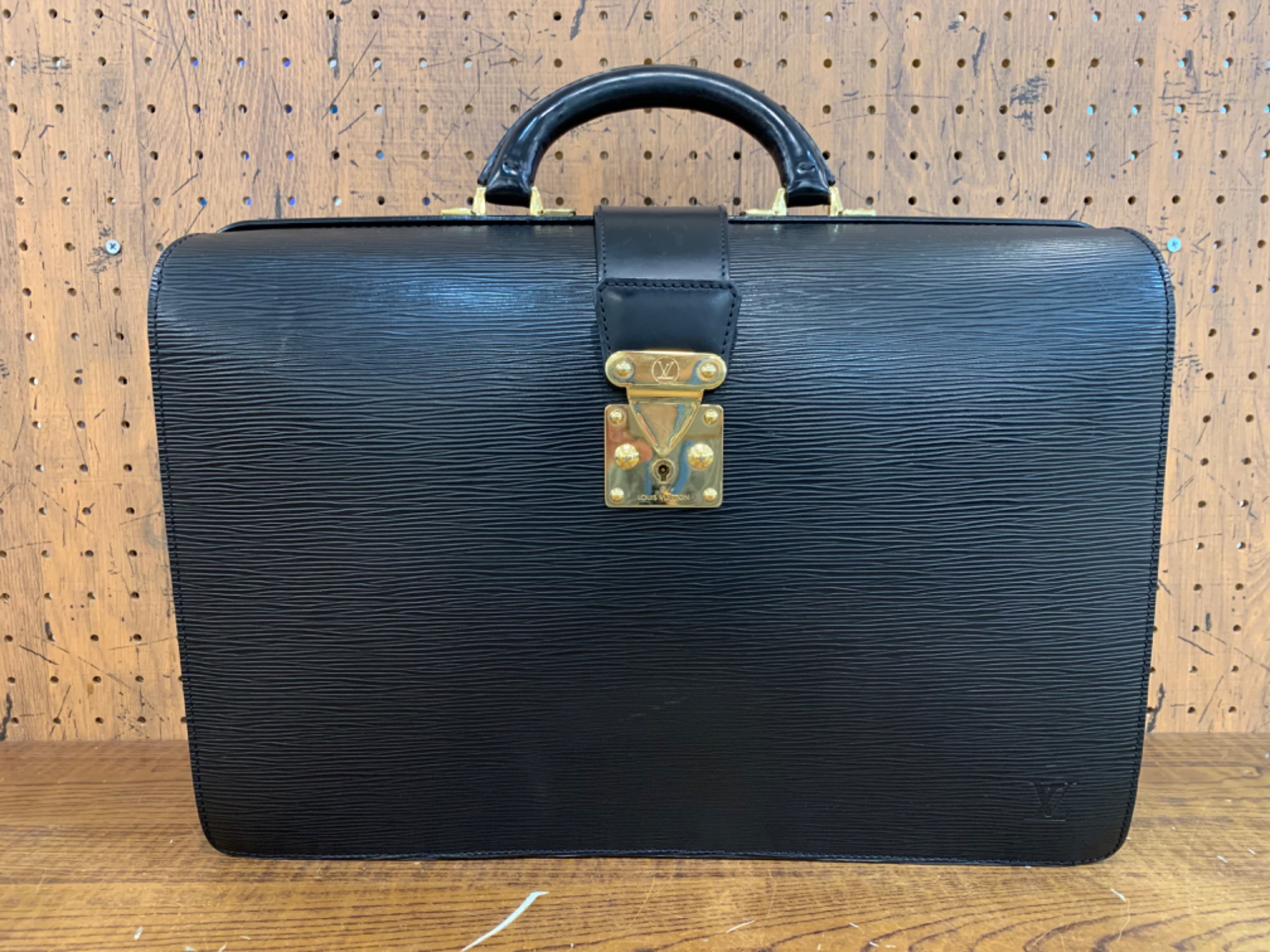 LOUIS VUITTONのビジネスバッグ『エピ M54352 セルヴィエット