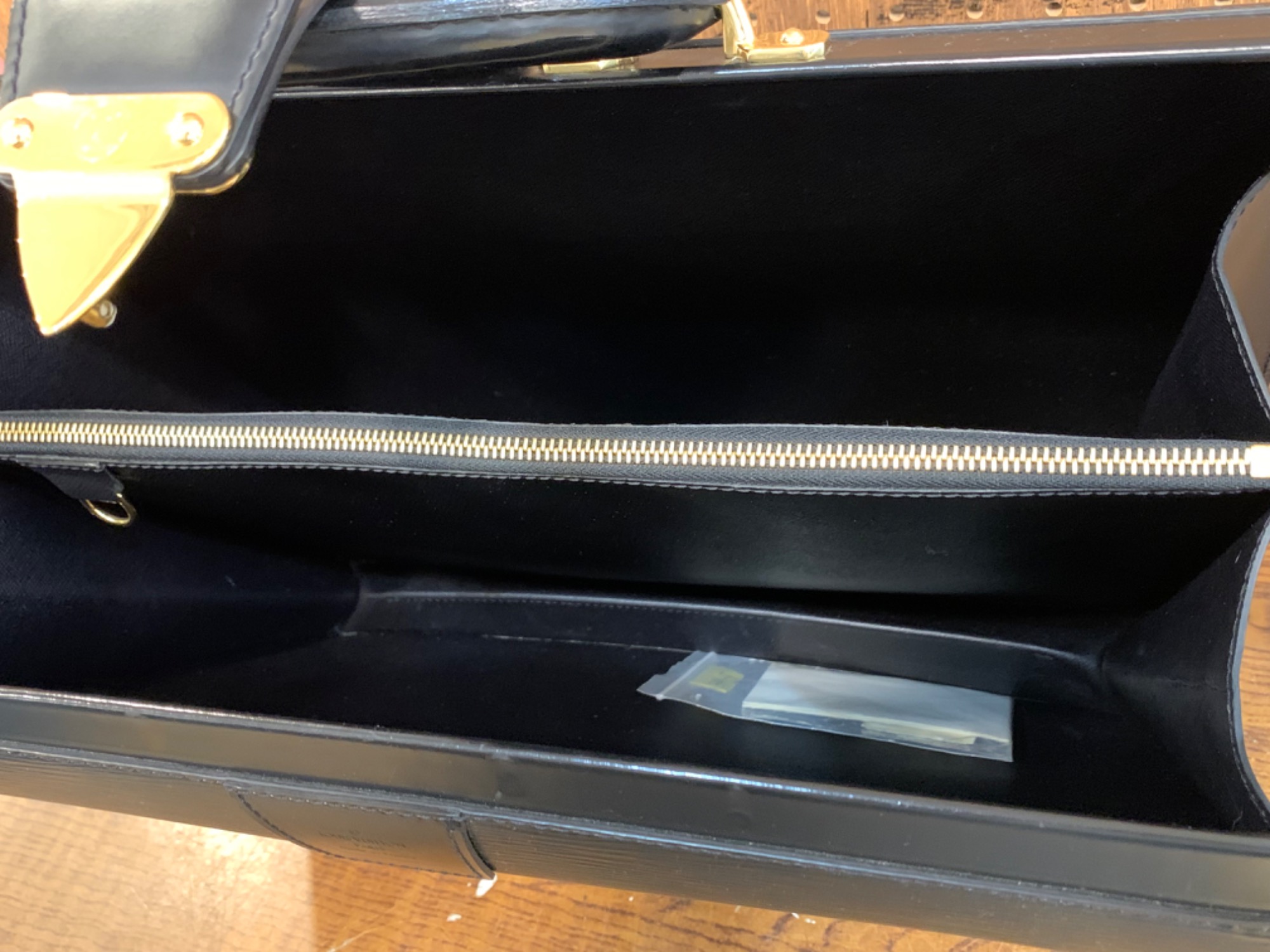 LOUIS VUITTONのビジネスバッグ『エピ M54352 セルヴィエットフェルモ
