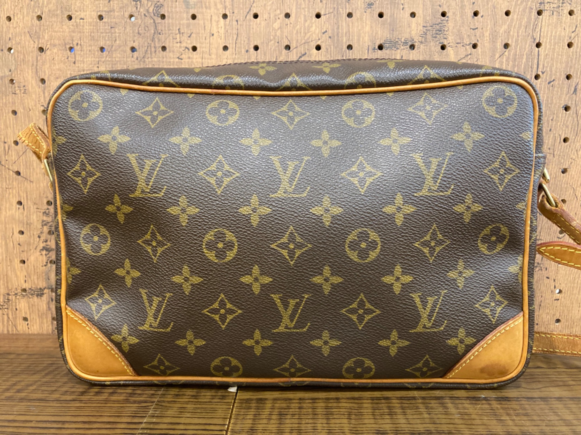 驚きの値段 LOUIS VUITTON(ルイ・ヴィトン)のスクエアショルダーバッグ バッグ
