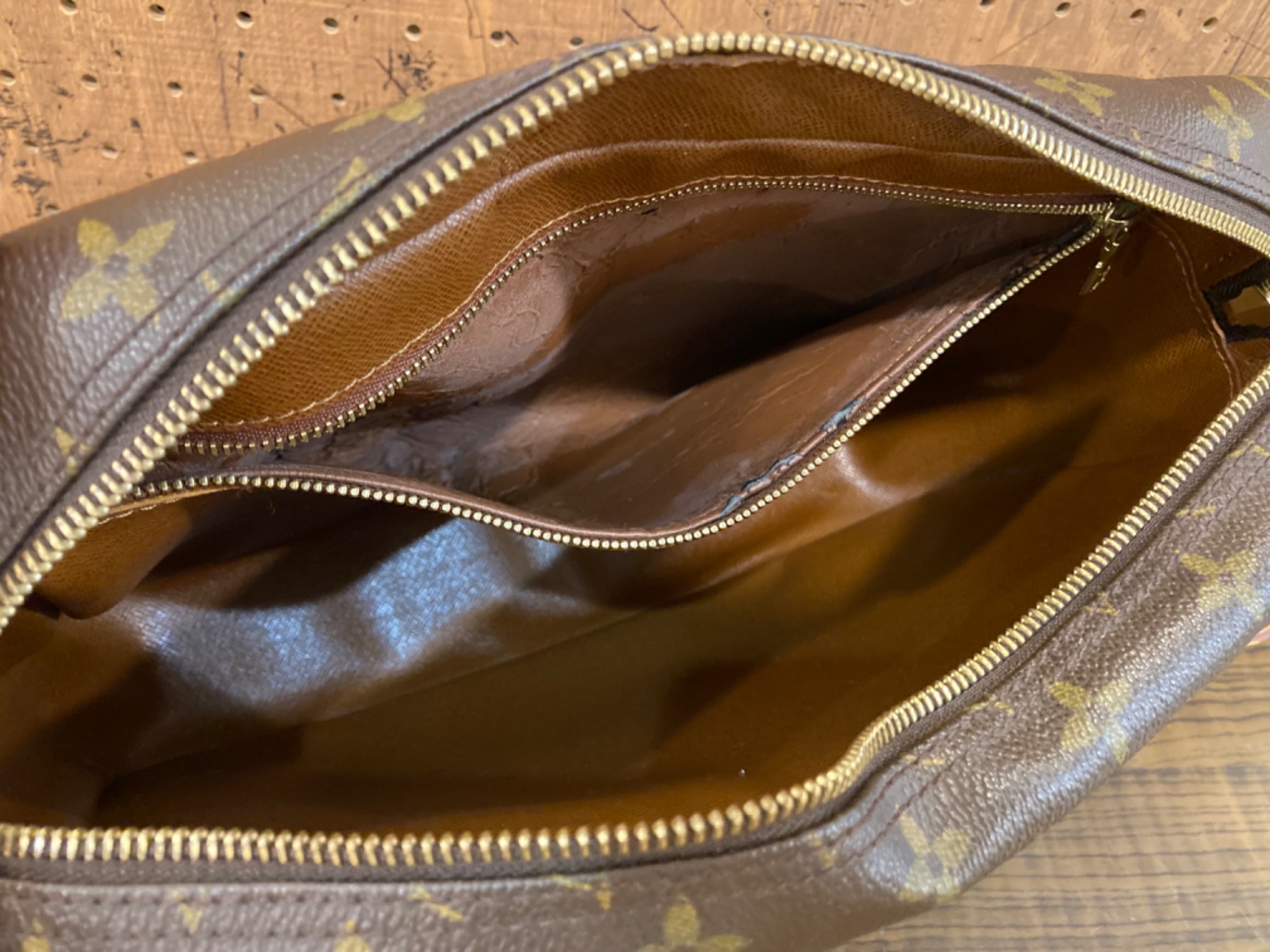 LOUIS VUITTON(ルイ・ヴィトン)のスクエアショルダーバッグ