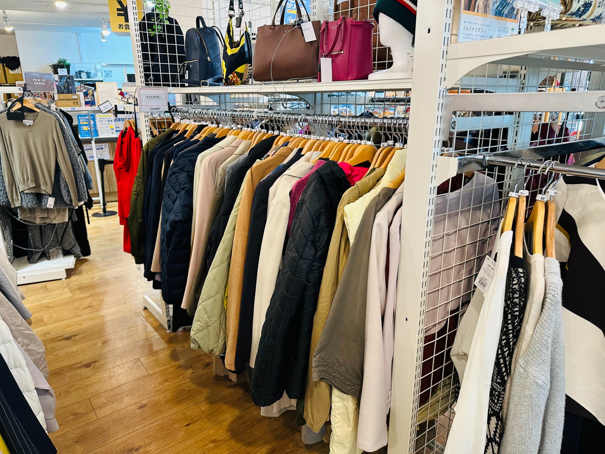 レディース売場ご紹介！！秋・冬物買取強化中！！ダウン・中綿