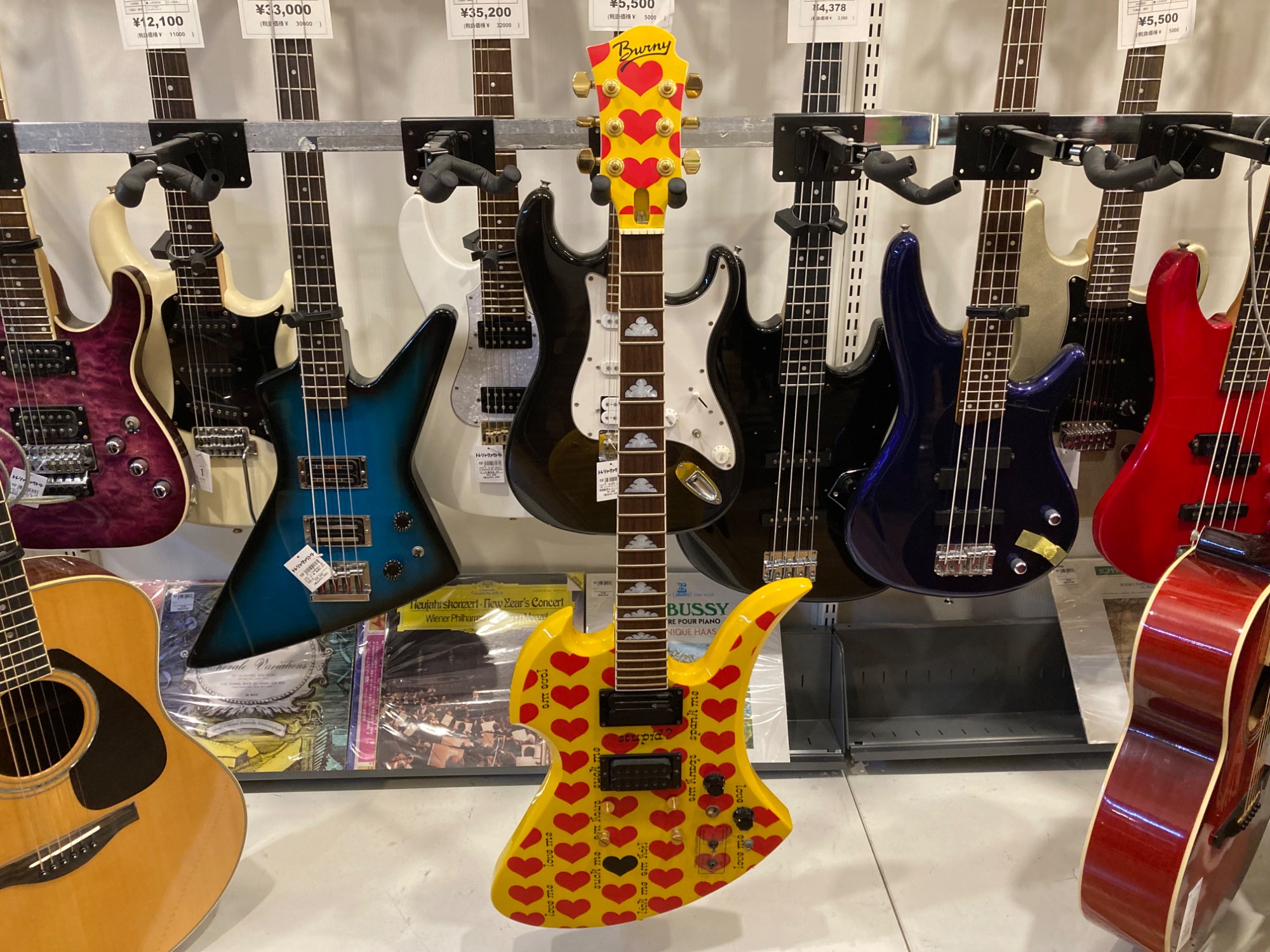 Burny エレキギター イエローハート(要リペア品) 買取入荷致しました