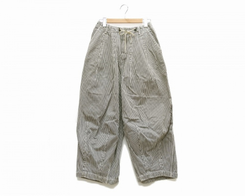 ボトムスのパンツ