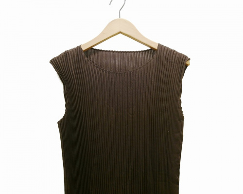プリーツノースリーブワンピースのISSEY MIYAKE