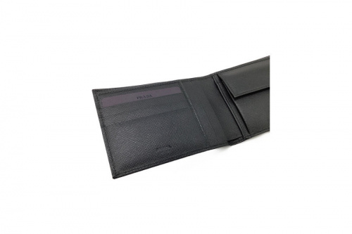 PRADAの2つ折り財布