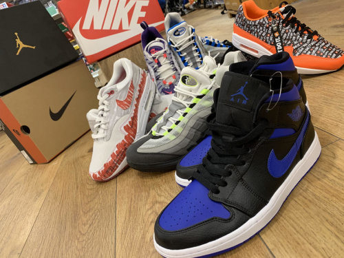 靴のスニーカー