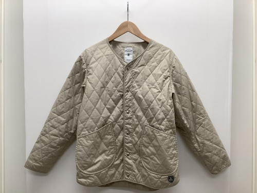 ジャケットのノーカラーキルティングジャケット