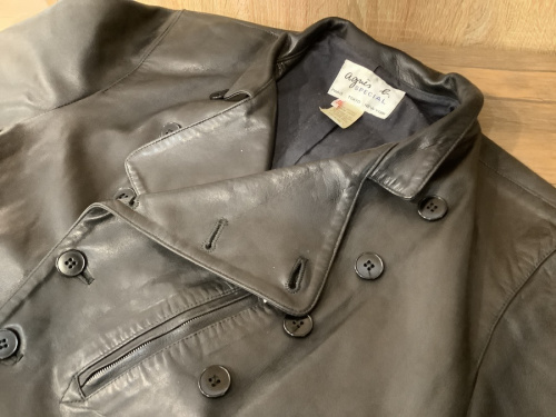 トップスのレザージャケット