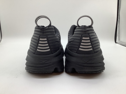 スニーカーのHOKAONEONE